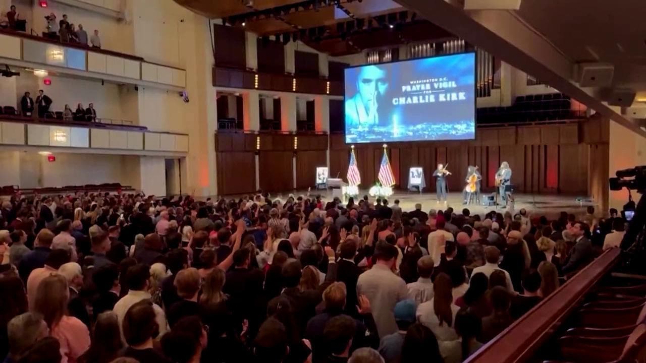 Washington, canti e candele per Charlie Kirk: la destra americana si raccoglie nel ricordo