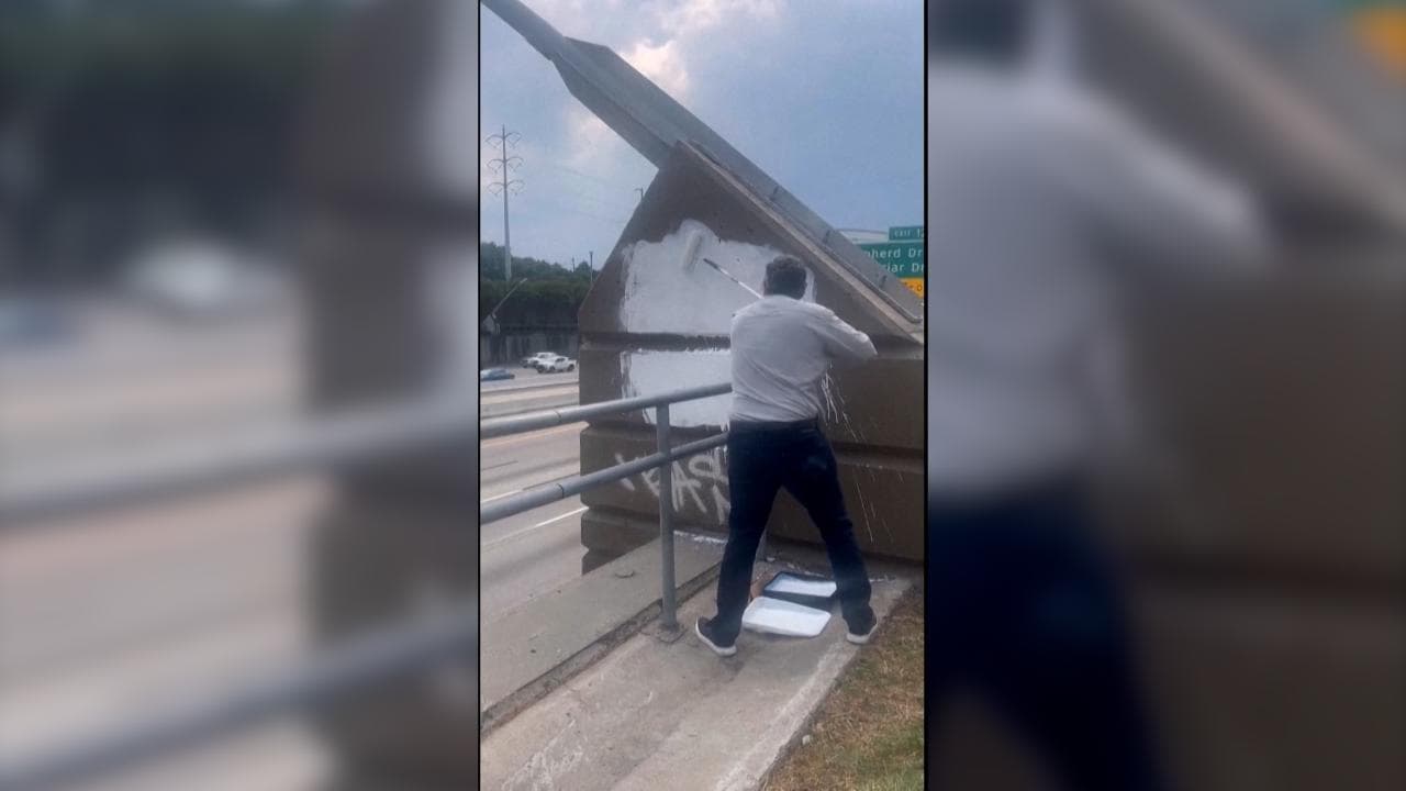 Texas, il senatore Cruz cancella i graffiti anti-Kirk: "Spazzatura piena di odio"