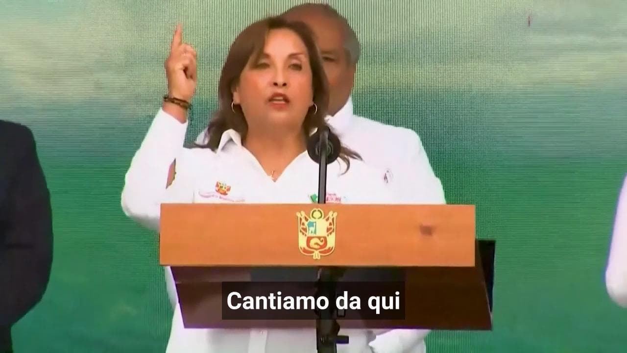 Perù, la presidente Boluarte si lancia in un “Happy Birthday” improvvisato per i 70 anni del Papa