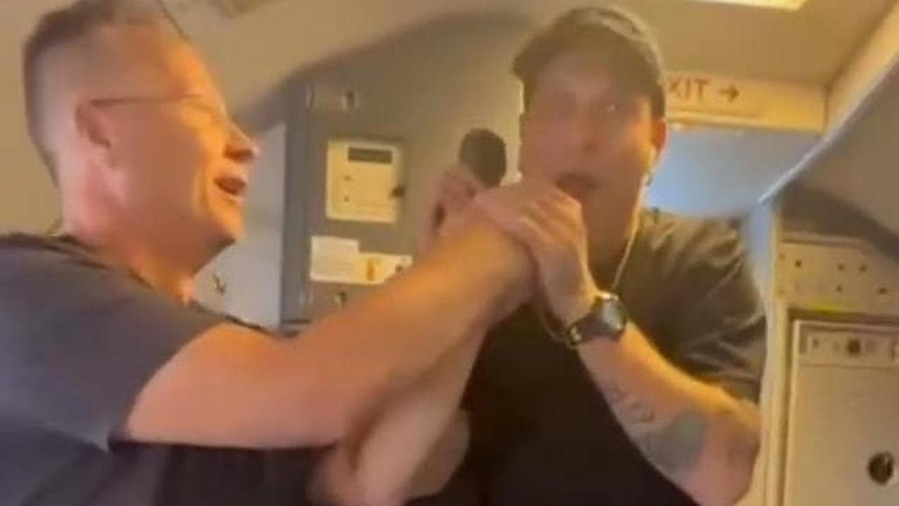 Paolo Belli e Clementino prendono in giro l'Inter: il siparietto sul volo Torino-Napoli