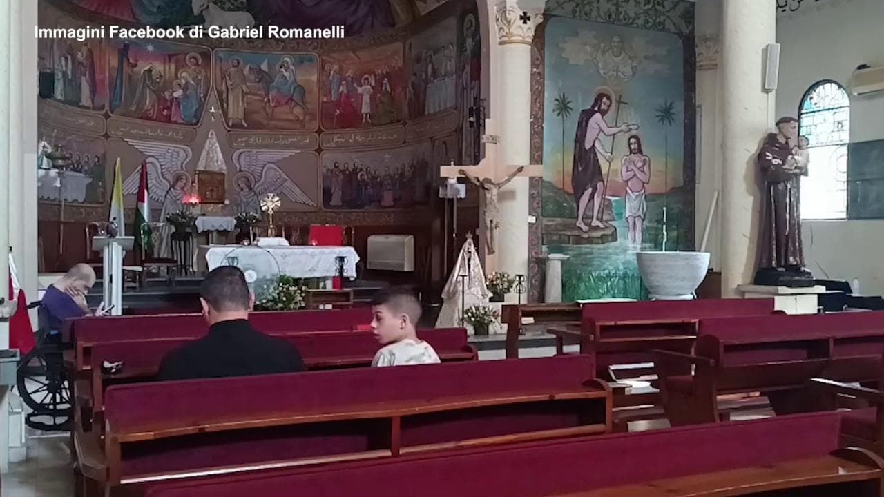 A Gaza si prega sotto le bombe: l'esplosione sentita in chiesa nel video di padre Romanelli