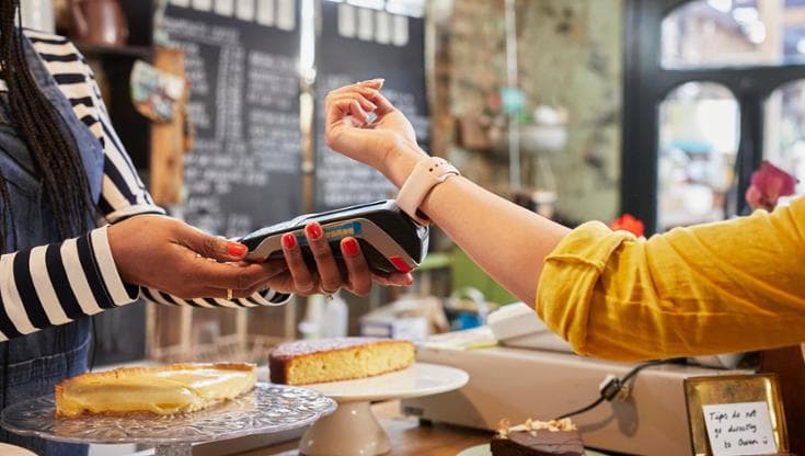 Pagamenti, avanza il digitale: superato il contante in valore