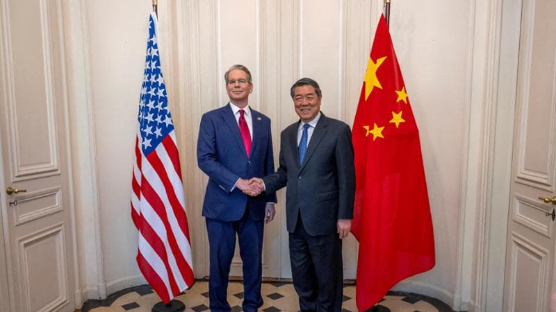 Il segretario al Tesoro Usa, Scott Bessent, e il vicepremier cinese He Lifeng