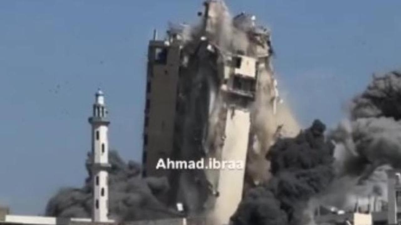 Gaza , i missili israeliani abbattono la torre al-Jafari . L’Idf: “Era una postazione di Hamas”