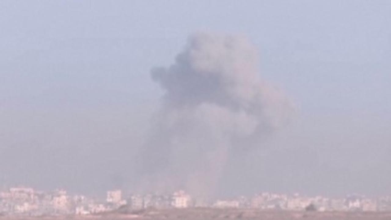 Gaza, l'attacco israeliano prosegue: le colonne di fumo dei bombardamenti visibili da lontano