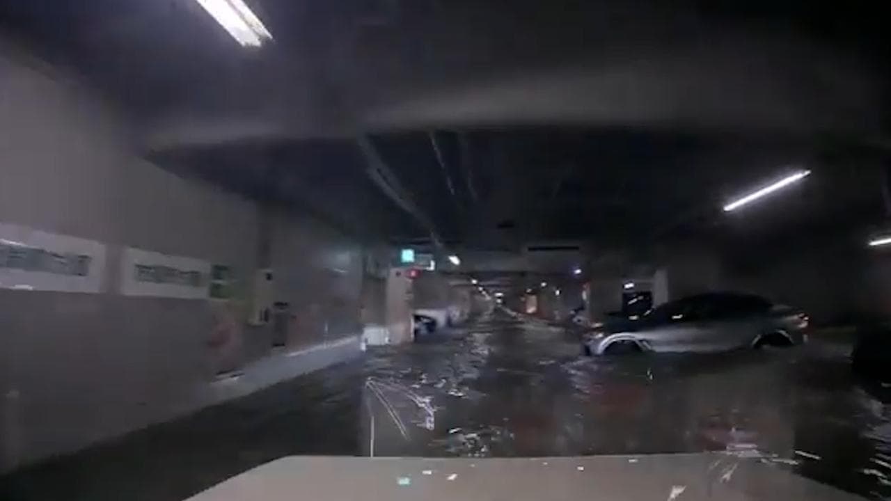 Giappone: il parcheggio si sta allagando, la fuga disperata dell'automobilista