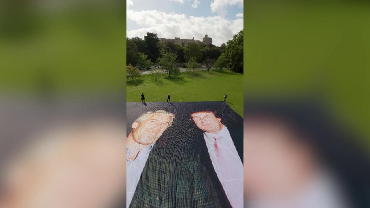 Al Castello di Windsor la più grande foto al mondo di Trump e Epstein insieme e sorridenti