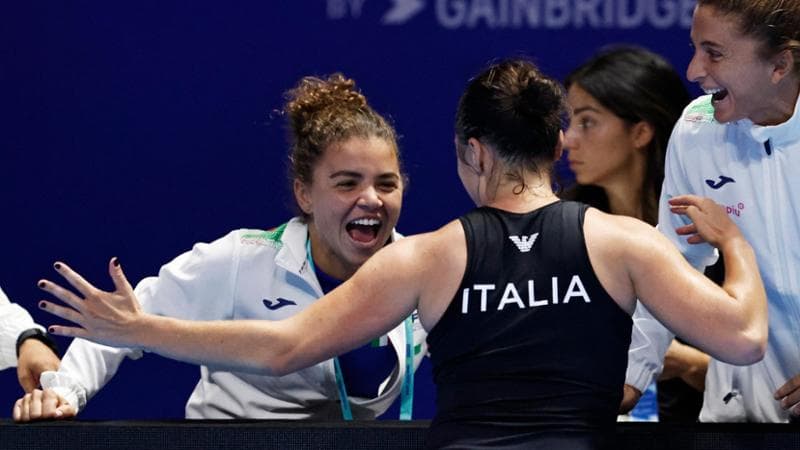 Elisabetta Cocciaretto esulta con Jasmine Paolini dopo la vittoria