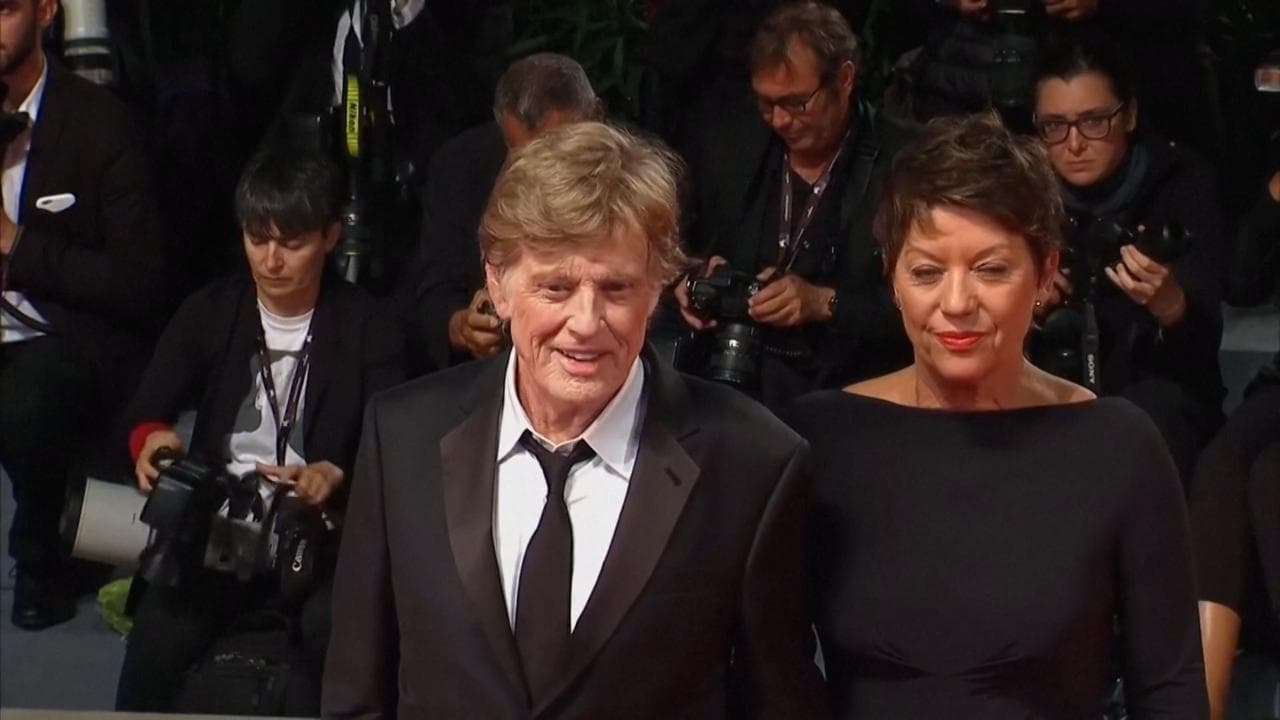Robert Redford: sul red carpet di Venezia con la moglie Sibylle