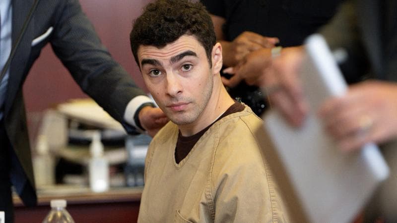 Usa, Luigi Mangione in tribunale: cade l’accusa di terrorismo