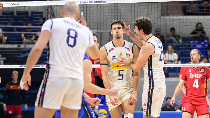Alessandro Michieletto con gli azzurri durante Italia-Belgio (foto Fipav)