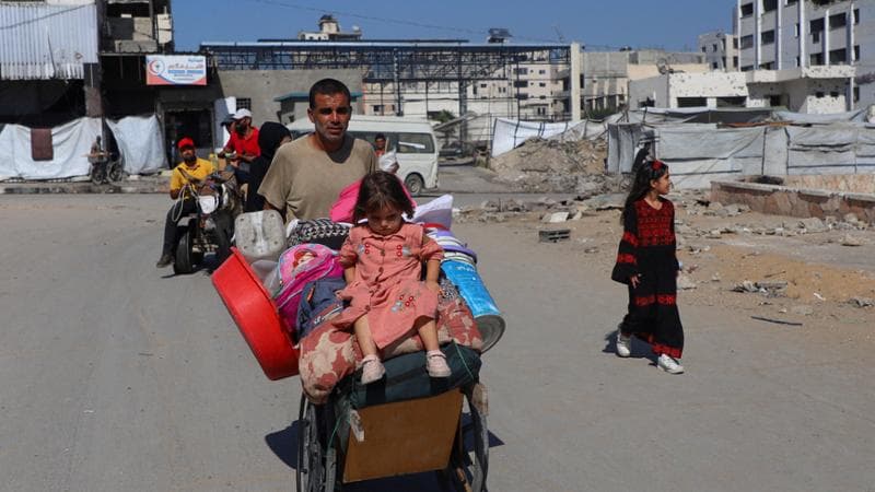 I palestinesi in fuga: “Elicotteri e droni sono ovunque, speriamo di sopravvivere”
