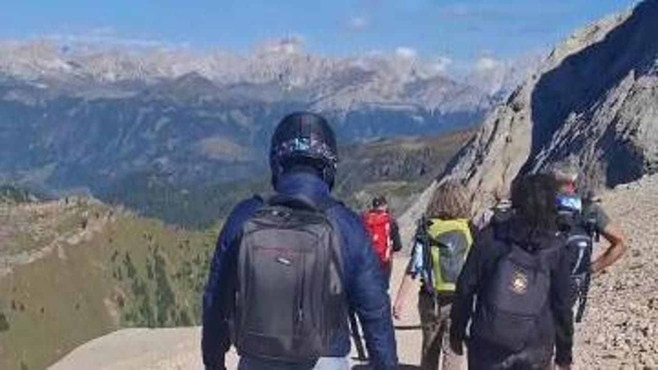 Marmolada, in monoruota elettrico lungo il sentiero per raggiungere il fronte del ghiacciaio