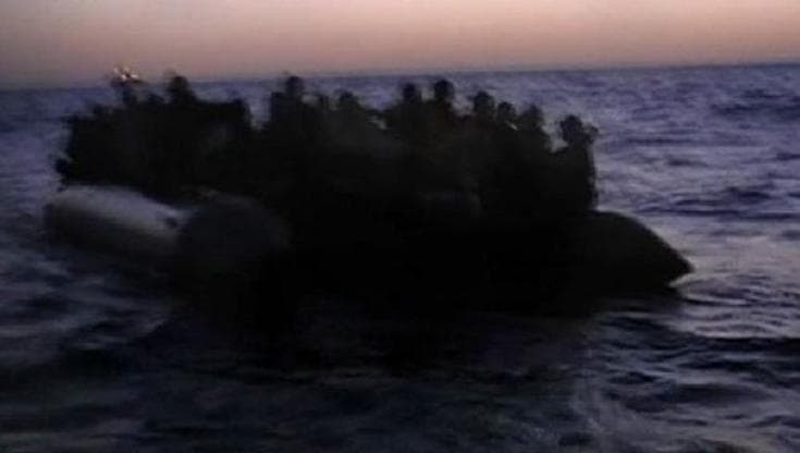 Migranti, ancora una strage nel Mediterraneo: barcone prende fuoco al largo della Libia, 50 morti