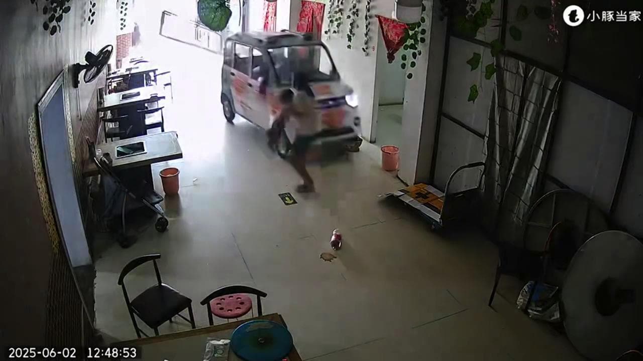 Henan (Cina), l'auto sfonda la porta di casa: la reazione di una ragazza salva la sorellina