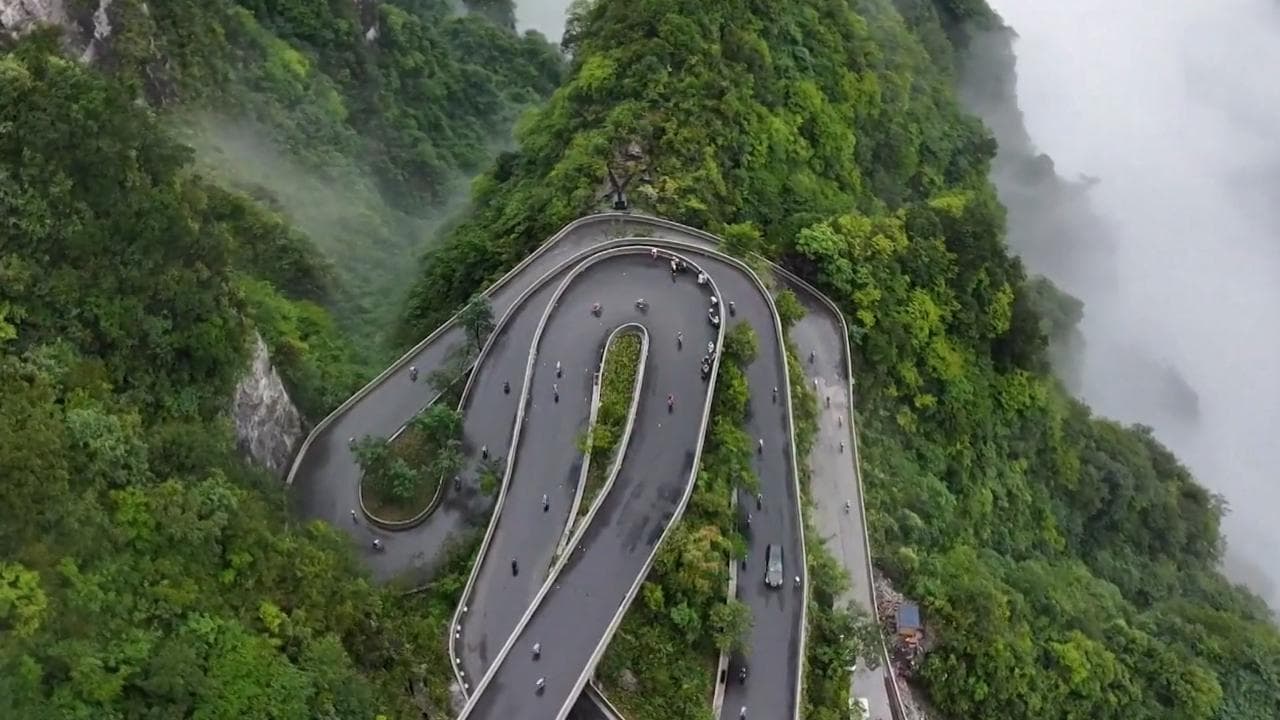 Cina, 99 curve e 1000 metri di dislivello: le immagini dell'infernale corsa sul monte Tianmen