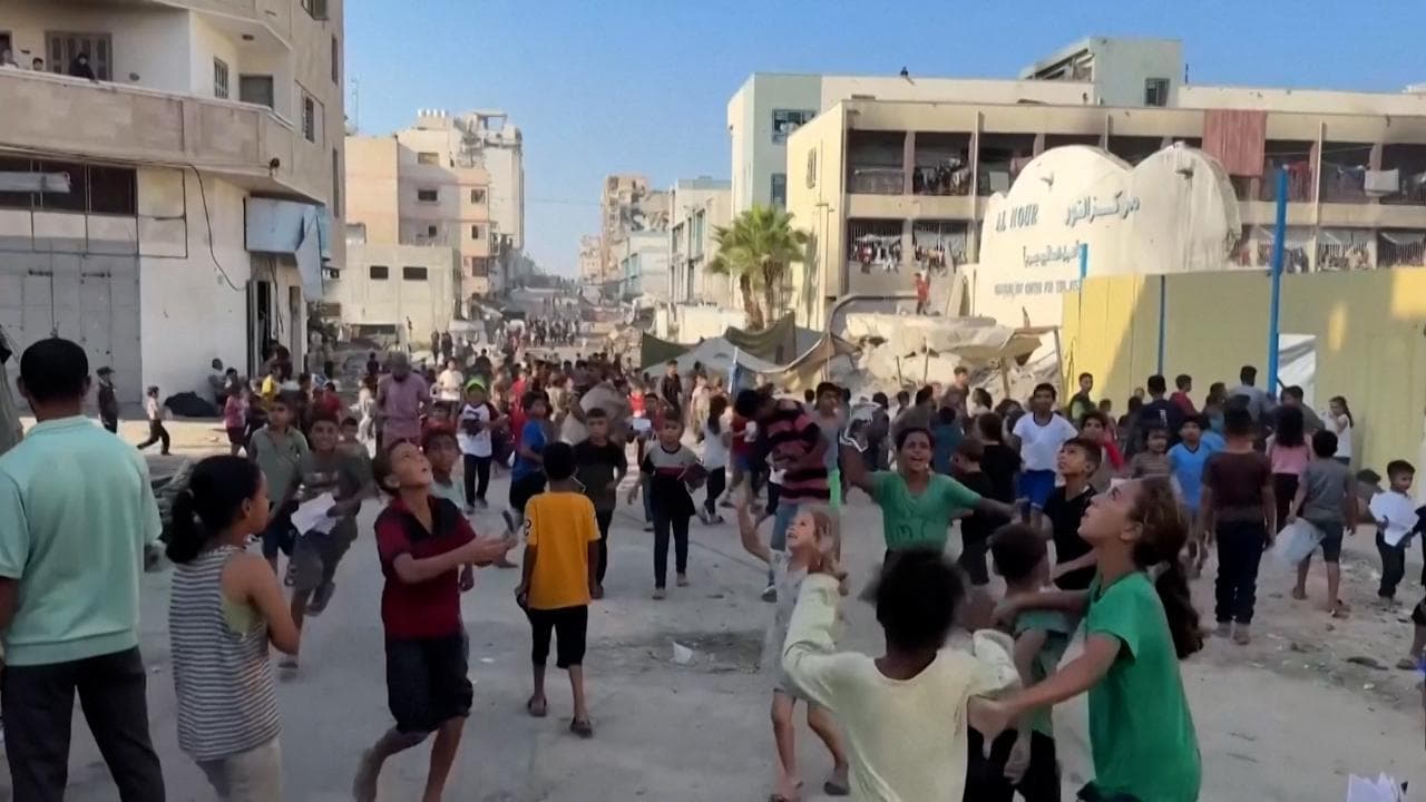 Gaza, gli israeliani lanciano volantini con l'ordine di evacuzione: i ragazzini corrono a prenderli