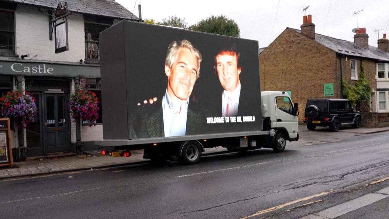 Windsor: il furgone con la maxi-foto di Trump ed Epstein fermato dalla polizia