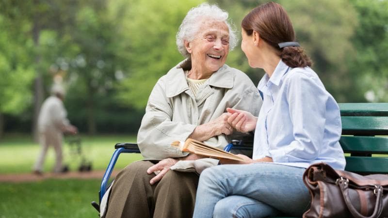 Le difficoltà dei caregiver, dalla solitudine ai costi dell’assistenza