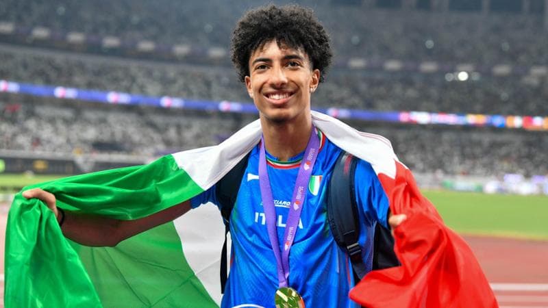 Mattia Furlani con l'oro vinto a Tokyo