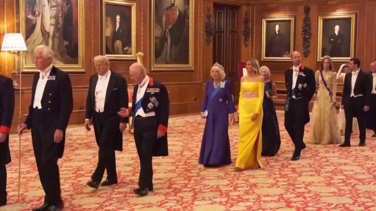 Londra, l'arrivo al banchetto del re: Trump in smoking, Melania in giallo acceso e cinturone rosa
