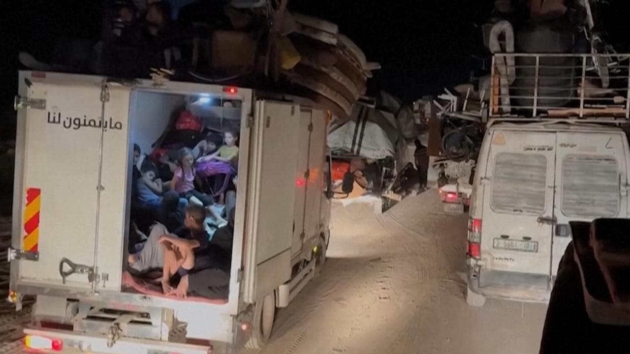 Gaza, in fuga dalle bombe israeliane: l'esodo dei palestinesi  di notte verso Sud
