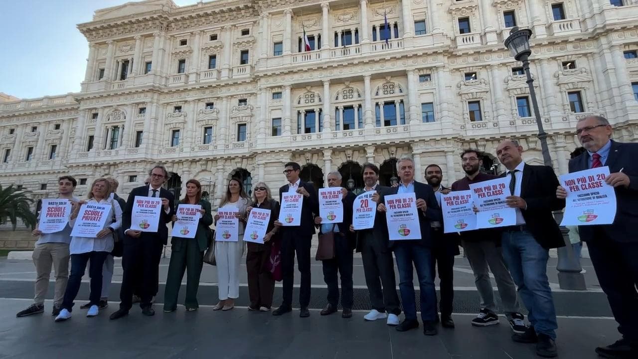 Cassazione, Avs deposita la proposta di legge: "Basta classi pollaio, al massimo 20 alunni"