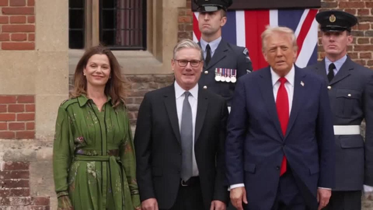 Gb, Trump ricevuto da Starmer ai Chequers: il suono delle cornamuse saluta l'arrivo del tycoon