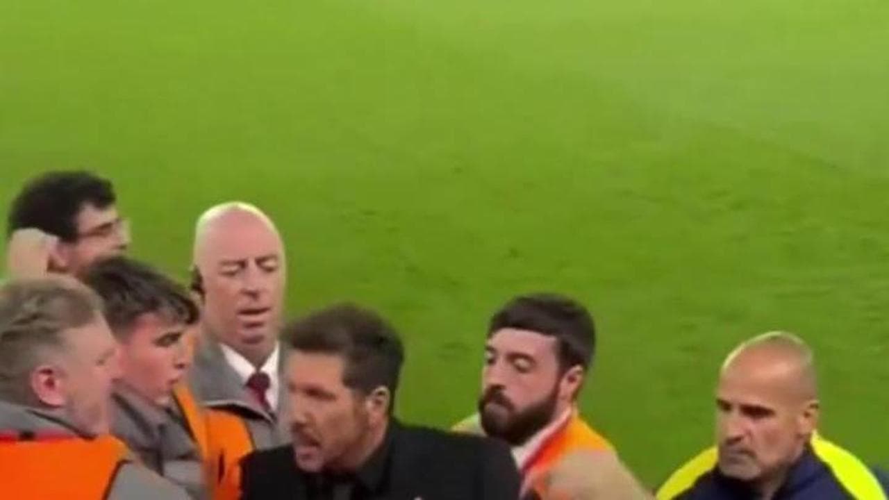Tifosi del Liverpool provocano Simeone: la reazione del tecnico dell'Atletico scatena una rissa