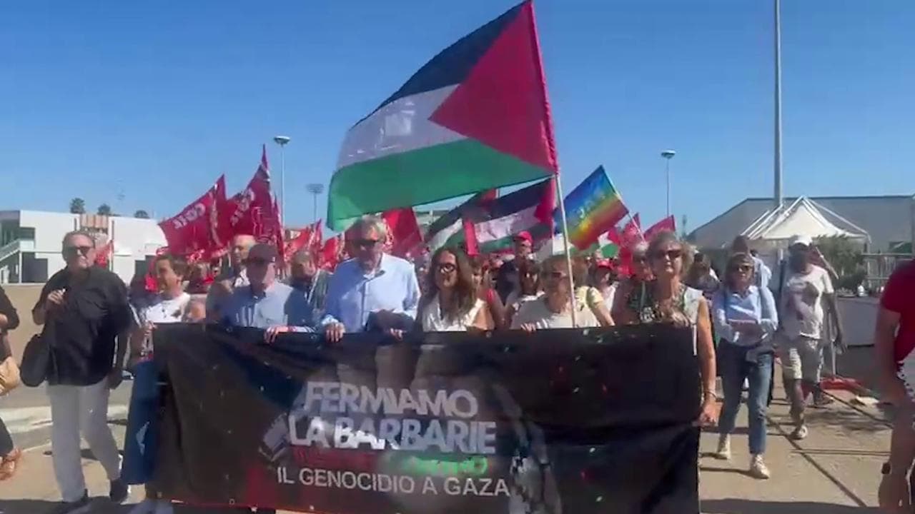 A Cagliari la marcia per Gaza, Landini in testa con lo striscione "Fermiamo la barbarie"