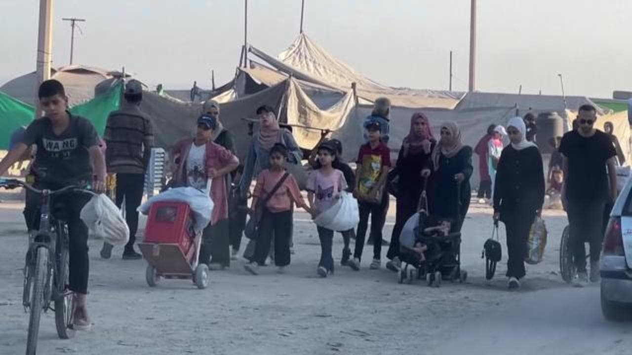 Gaza, i palestinesi in fuga dalle bombe: "Siamo stanchi e abbiamo paura"