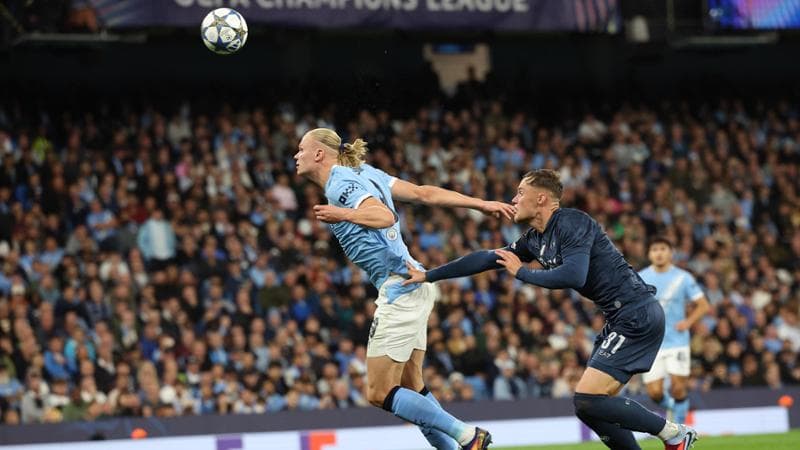 Il Napoli resta in 10 e non resiste: il Manchester City vince 2-0 con Haaland e Doku