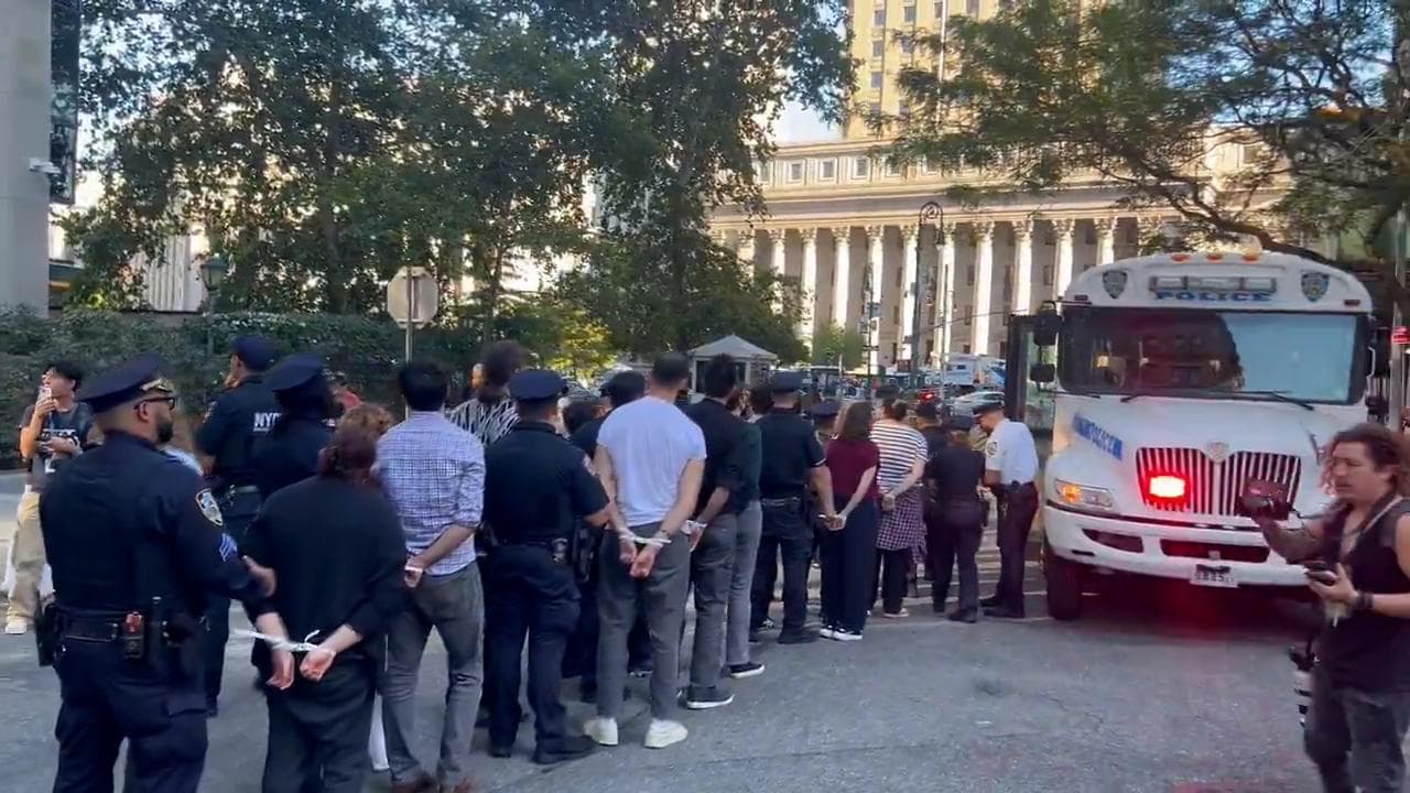 New York, bloccano gli ingressi delle celle per migranti: arrestati politici e attivisti dem