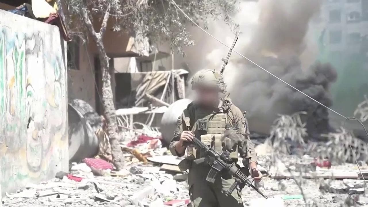 Gaza City, così l'esercito israeliano avanza tra le macerie. Il video rilasciato dall'Idf