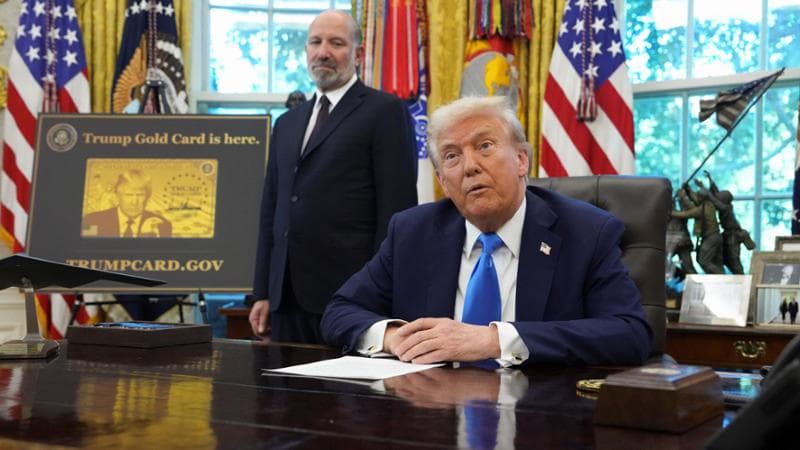 Gold card da un milione di dollari: Trump presenta il nuovo pass per entrare negli Usa