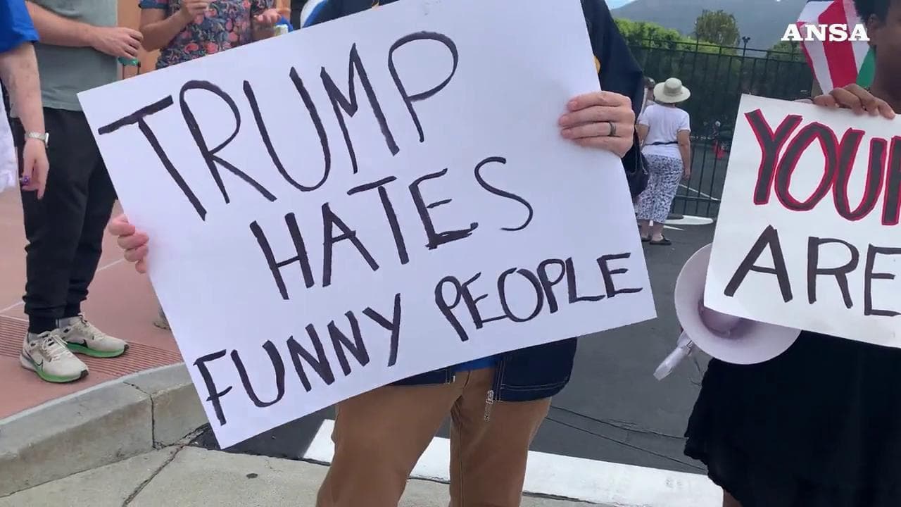 Hollywood, lavoratori dello spettacolo contro la sospensione del talk show di Jimmy Kimmel