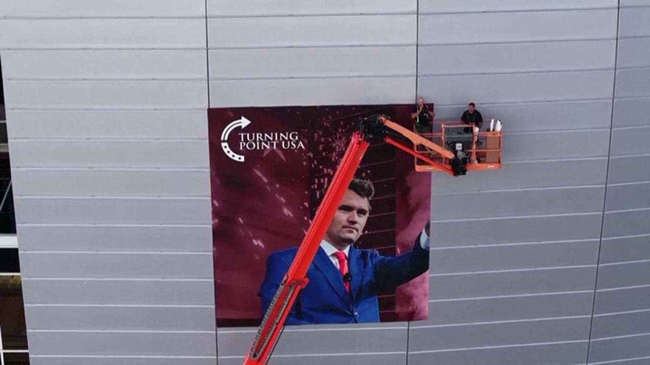 Preparativi per i funerali di Kirk allo State Farm Stadium di Glendale: le immagini dal drone