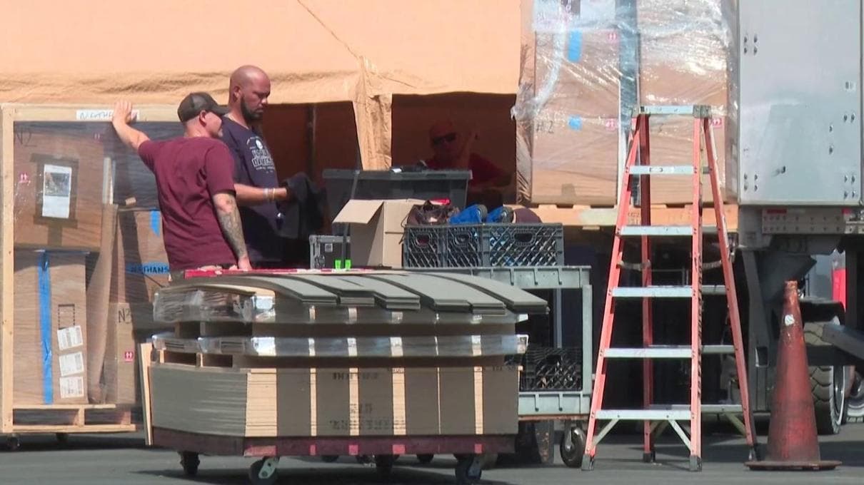 Los Angeles, smontato lo studio del talk di Jimmy Kimmel: le immagini dietro le quinte