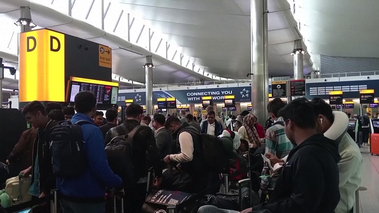 Caos a Heathrow per un cyberattacco, passeggeri in coda per ore