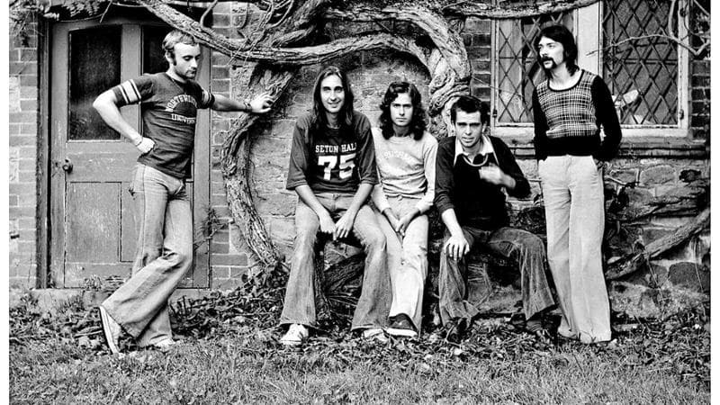 I Genesis nella formazione originaria in un ritratto del 1972. Da sinistra: Phil Collins, Mike Rutherford, Tony Banks, Peter Gabriel e Steve Hackett