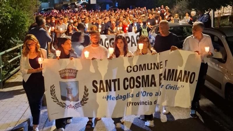 Anche la preside e i compagni alla fiaccolata per Paolo Mendico. Il padre: “Non c’è consolazione”