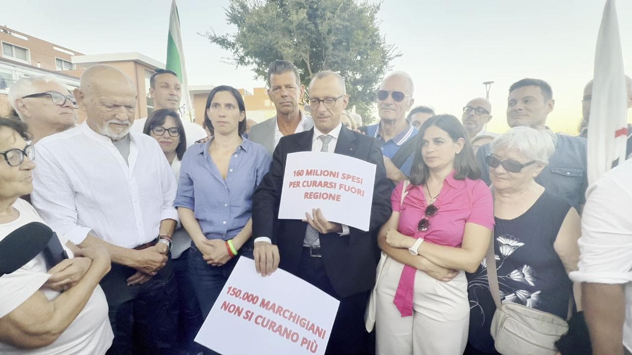 "Cinque anni di destra nelle Marche, sanità al collasso", il flash mob muto di Ricci e Schlein
