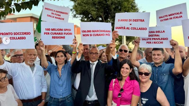 Il flash mob di Schlein e Ricci&nbsp;davanti all'ospedale di Jesi&nbsp;(Ancona)
