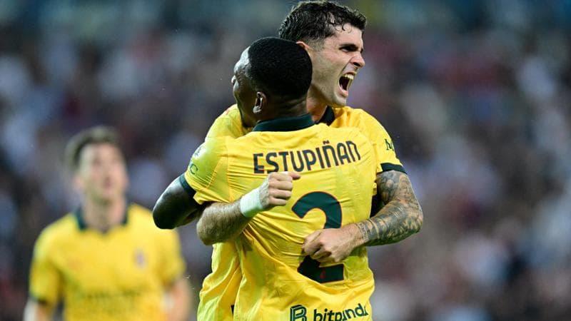 Pulisic esulta con Estupinan dopo il gol