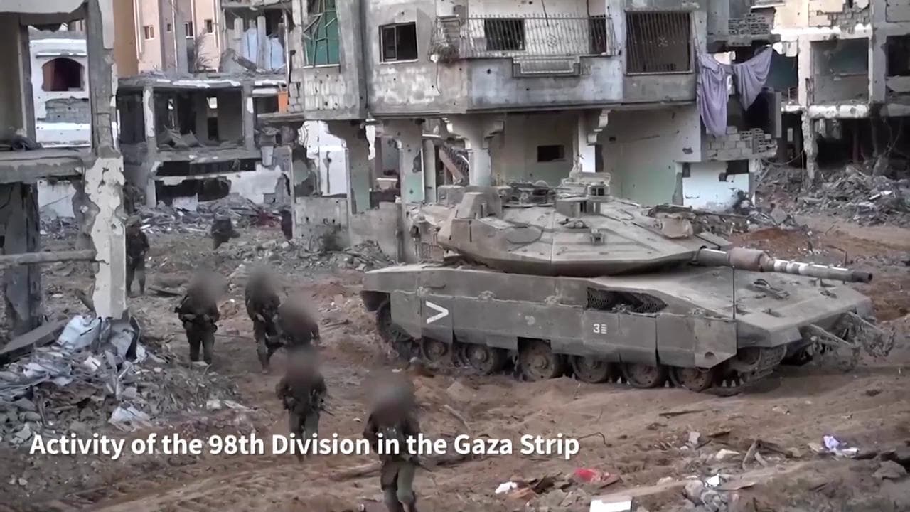 L'esercito israeliano spara tra le macerie di Gaza City. Le immagini
