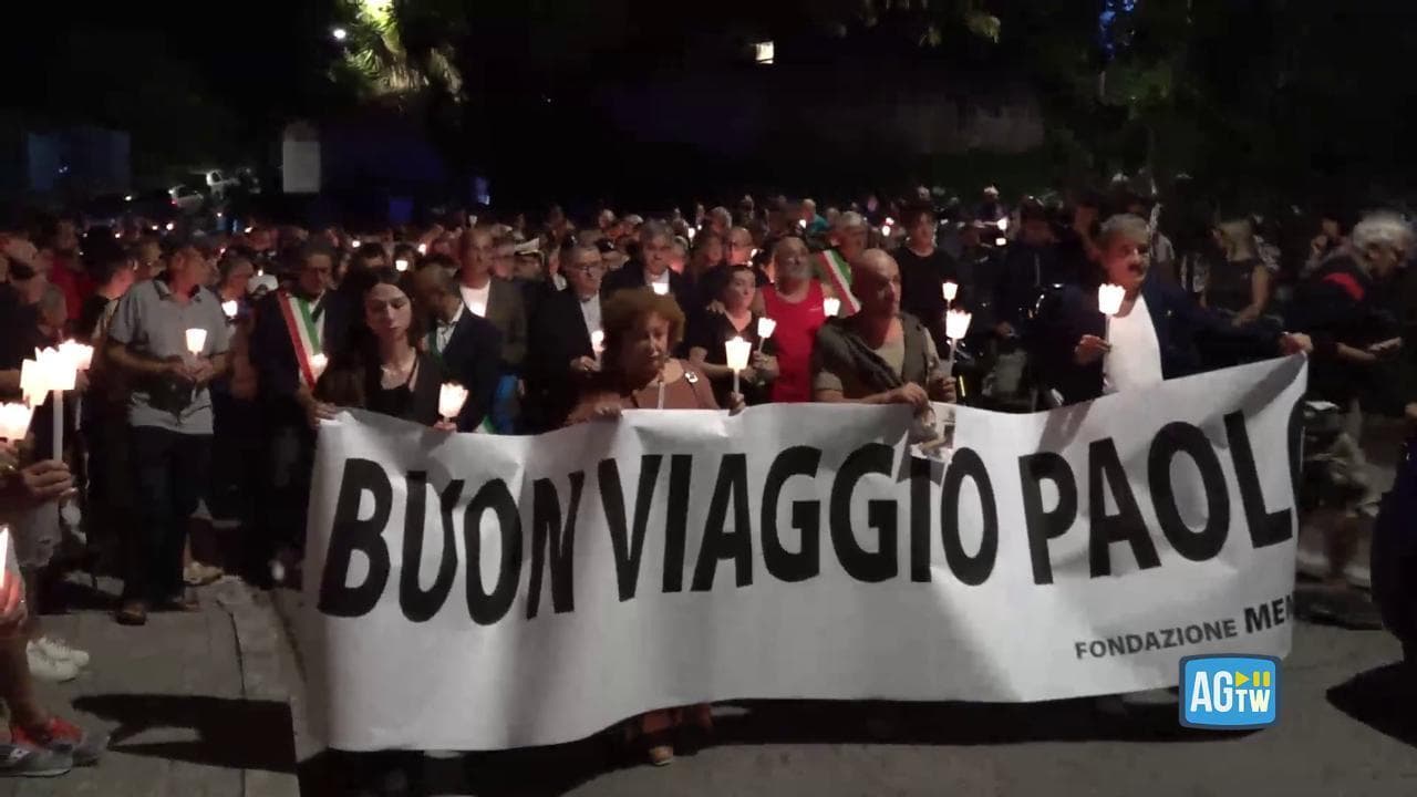 Santi Cosma e Damiano, oltre cento alla fiaccolata per Paolo Mendico suicida per bullismo