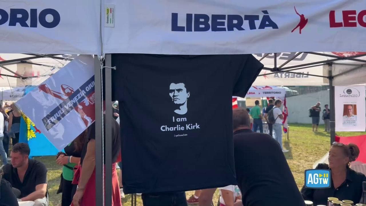 Pontida, sul pratone anche la bandiera di Israele. E la maglietta di Charlie Kirk va a ruba
