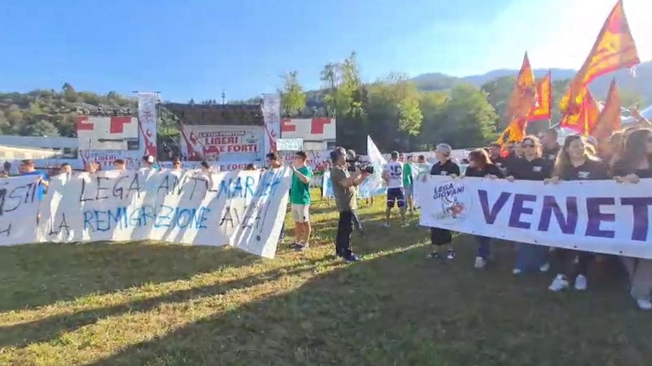 Pontida, i giovani della Lega con striscioni anti Islam e contro i migranti