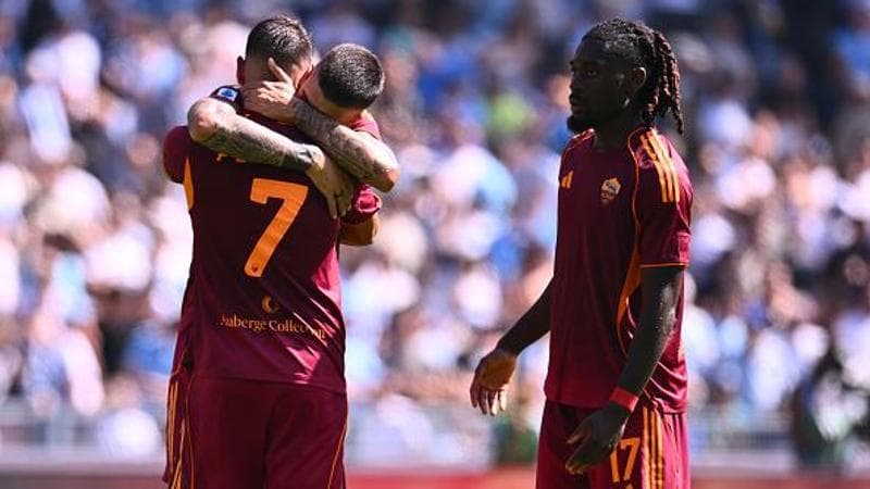 Pellegrini abbracciato dopo il gol