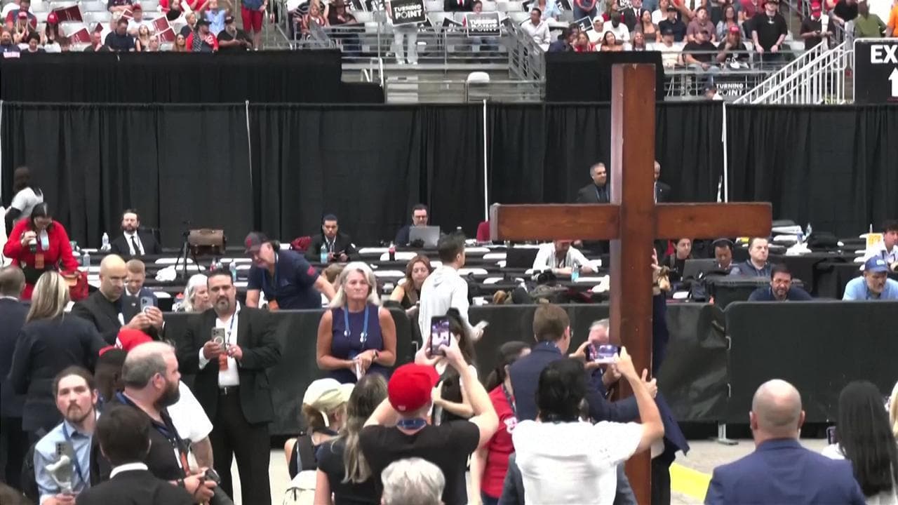 Funerali Charlie Kirk: nello stadio canti e commozione. E c'è chi arriva con una croce gigante